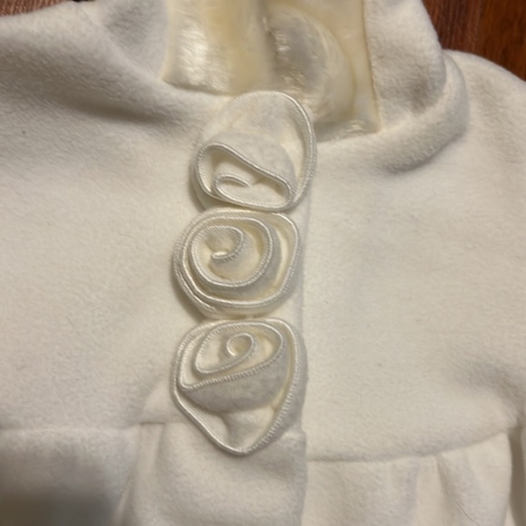 Starting Out Baby White Coat Faux Fur Hoodie Rosettes Velcro Closure 3M NWOT - Picture 10 of 10